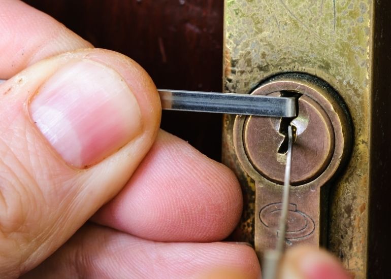 3 Common Mistakes Made While Lockpicking